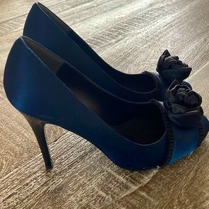 Nina satin navy and black heels. Size 9M. Excellent condition.